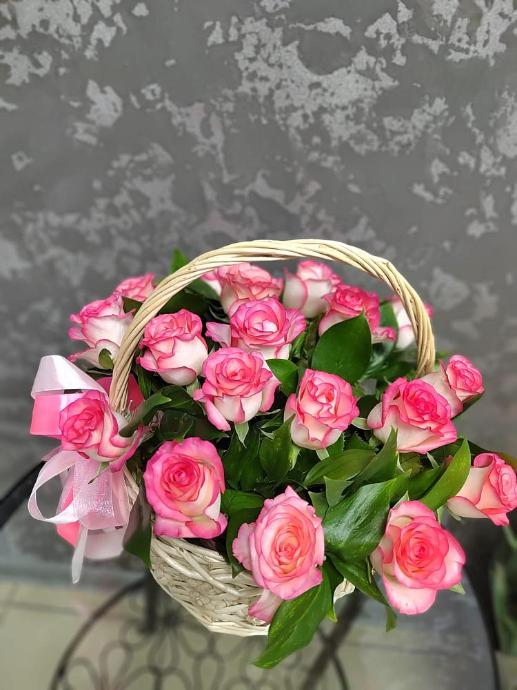 Цветочная композиция из Розы в корзине в Кущевской