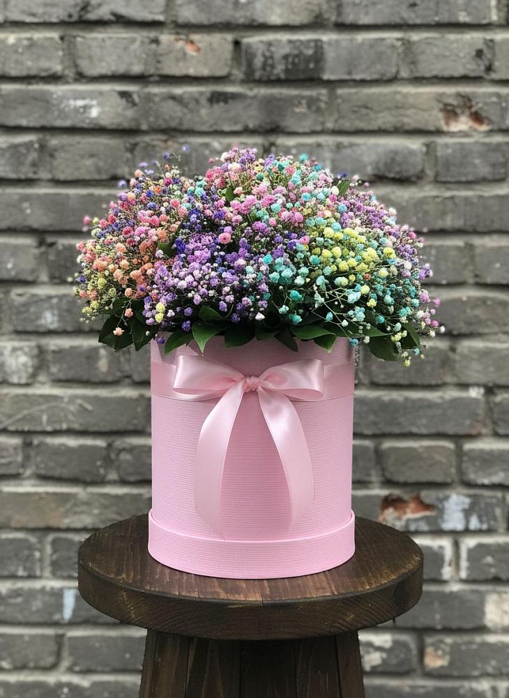 Цветочная композиция из Гипсофила и Розы в шляпной коробке в Кущевской