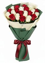 Букет Микс из красных и белых роз в Кущевской