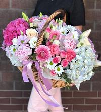 Композиция солнечный день в Кущевской Цветочная композиция из Розы, Хризантемы, Пионы и Лизиантусы в корзине в Кущевской