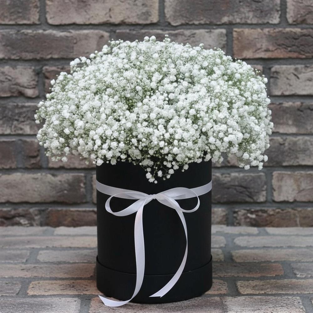 Цветочная композиция из Гипсофила в шляпной коробке в Кущевской