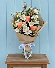 Букет цветов из:  Альстромерии, Лизиантусы, Розы и Хризантемы в Кущевской