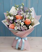 Букет цветов из:  Лизиантусы, Розы, Альстромерии и Гипсофила в Кущевской