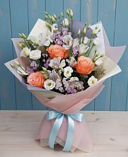 Букет цветов из:  Лизиантусы, Розы, Альстромерии и Гипсофила в Кущевской