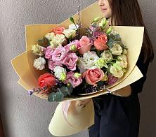 Букет цветов из:  Розы, Лизиантусы и Гвоздики в Кущевской