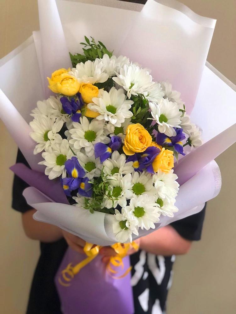 Букет цветов из: Ирисы, Хризантемы и Розы в Кущевской