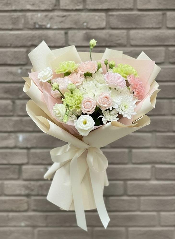 Букет цветов из: Гвоздики, Розы, Лизиантусы и Хризантемы в Кущевской