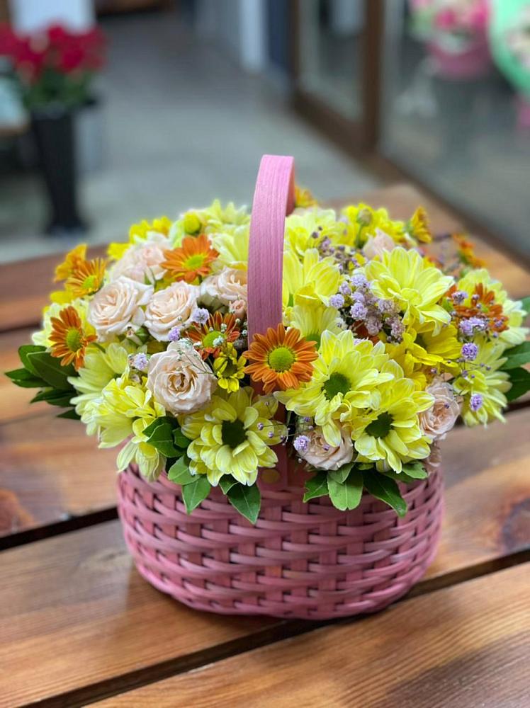 Цветочная композиция из Хризантемы и Розы в корзине в Кущевской