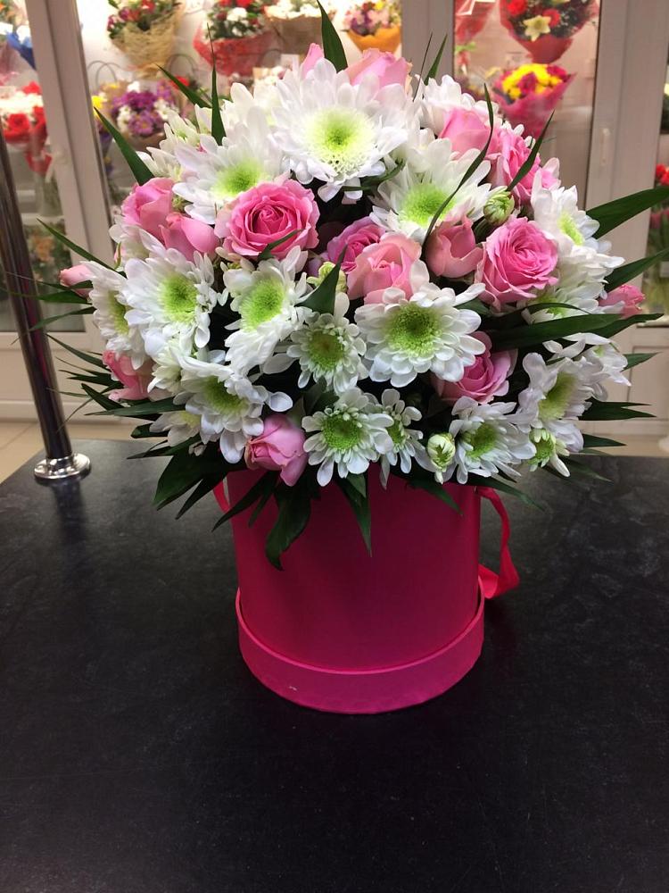 Цветочная композиция из Розы и Хризантемы в шляпной коробке в Кущевской