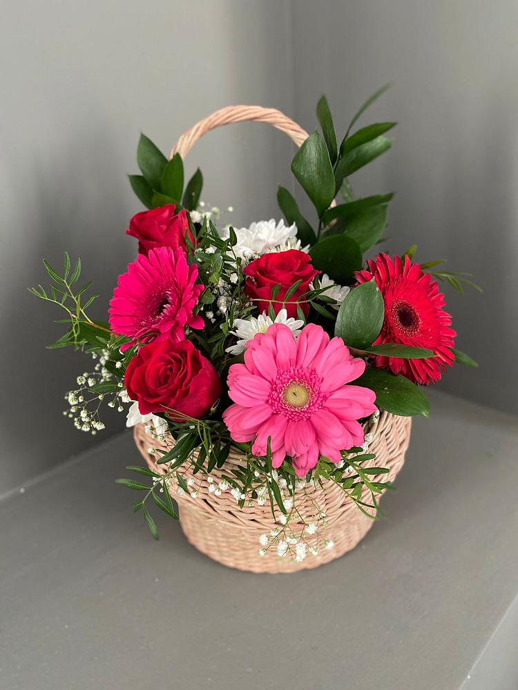 Цветочная композиция из Розы, Хризантемы и Герберы в корзине в Кущевской