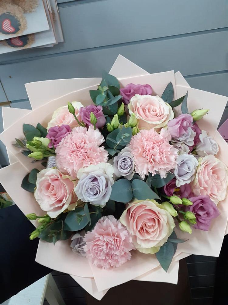 Букет цветов из: Розы, Гвоздики и Лизиантусы в Кущевской