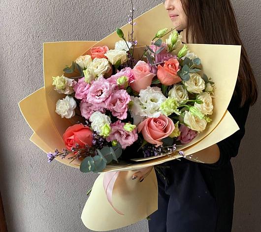 Букет цветов из: Розы, Лизиантусы и Гвоздики в Кущевской